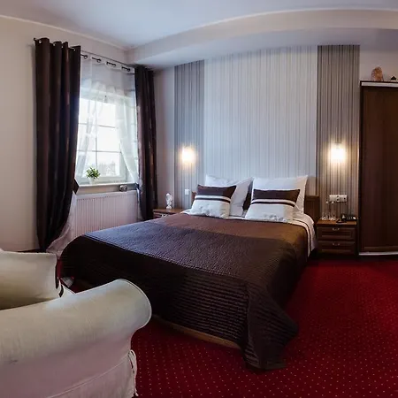 Отель Rezydencja Radosny Dwor 3*